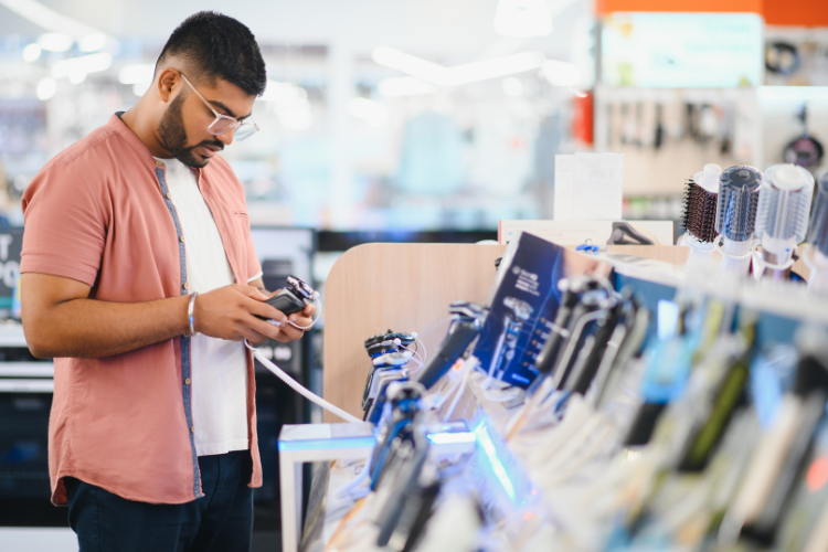 SGS 針對 2024 至 2025 年歐盟 Safety Gate 的數據統計，在 RoHS、POPs 與 REACH 三大法規的違規通報中，電子電器設備仍是化學物質超標的重災區。該類別連續兩年佔總違規件數的 50% 以上，其顯示電子產業面臨的合規壓力與進入市場風險居高不下。