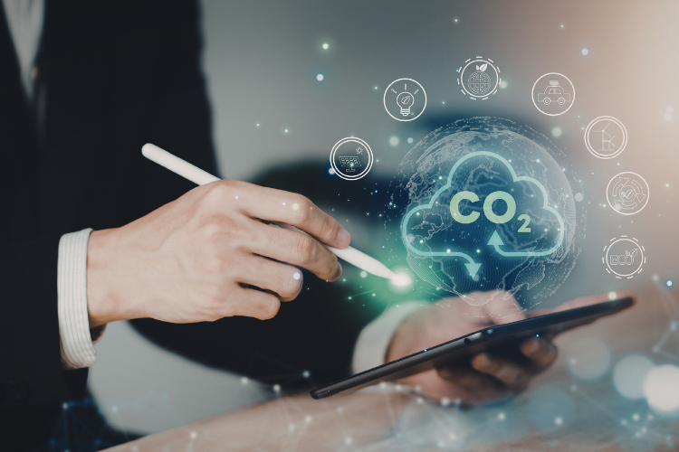 自 2026 年 1 月 1 日起，歐盟碳邊境調整機制 (Carbon Border Adjustment Mechanism, CBAM) 全面進入正式實施期，象徵碳排放成本已正式納入跨境貿易的計價體系。相較於過渡期以「申報為主」的安排，正式期對企業在排放數據的品質提出更高要求。