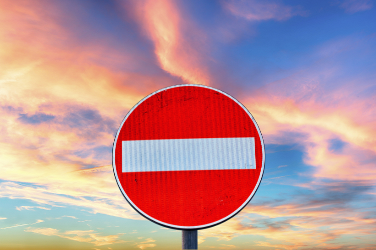 全球 PFAS 限制正式步入實質執行期。知名化妝品大廠因違反加拿大通報義務遭重罰 75 萬加幣；AAFA 更新標準納入法、丹禁令，帶動 Patagonia 等大廠全面淘汰 PFAS；同時，OECD 專家強調氟聚合物於全生命週期皆存在非預期排放風險。專家指出，各國/地區監管範圍已由「終端產品」延伸至「製程副產物」。