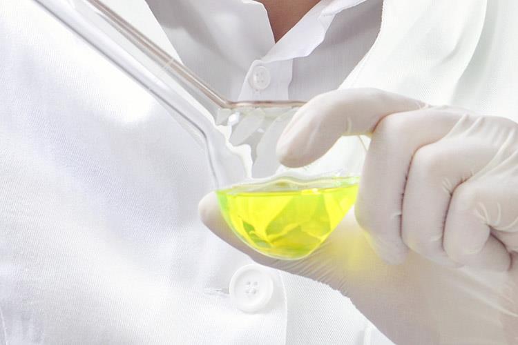 在AI高速運算的時代，伺服器穩定性與高效能是企業核心競爭力。液冷系統作為高效散熱解決方案，其品質直接影響運算效能與系統安全。冷卻液若變質或污染，將降低散熱效率，增加硬體故障風險；管路接頭等組件亦可能存在滲漏，導致不可挽回的設備損害。透過SGS專業冷卻液檢測及管路氣體保壓及洩漏測試，助您掌握液冷系統品質，提前發現問題，預防故障發生，延長設備壽命，確保伺服器在AI運算環境中持續高效穩定運行。