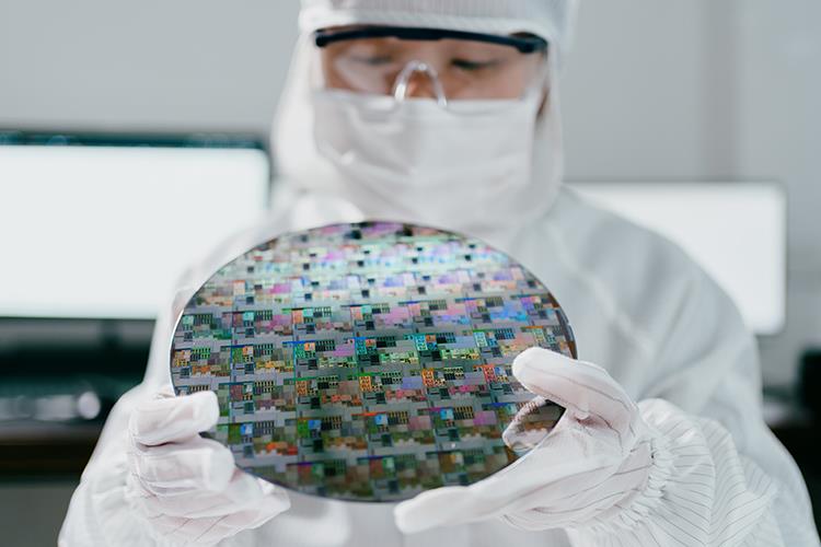 在半導體與高階製造領域，良率每提升 1%，往往意味著數百萬甚至數十億的成本差異；而在製藥與食品產業中，一次污染事件，可能引發產品召回、法規裁罰，甚至對品牌信譽造成長遠衝擊。從奈米製程、精準醫療，到微機電系統與各類精密元件生產，皆高度依賴超高潔淨環境作為基礎條件。無塵室的價值在於有效控管污染濃度，將製造過程中的不確定風險，由「機率事件」轉化為「可預測、可控的系統行為」。