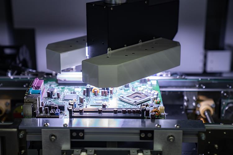 在半導體高科技廠房中，污染控制早已不再只侷限於微粒。隨著製程節點持續微縮，廠務與製程設備對環境微量化學物質的敏感度大幅提高。 AMC監測在高科技廠房中的重要性甚至已漸漸高於粒子監測。主動式、被動式、與線上即時監測依監測目的各有明確定位。要建立有效的AMC管理制度，需依照污染物類型、時間特性與製程風險等因素，建構互補的採樣與分析策略。