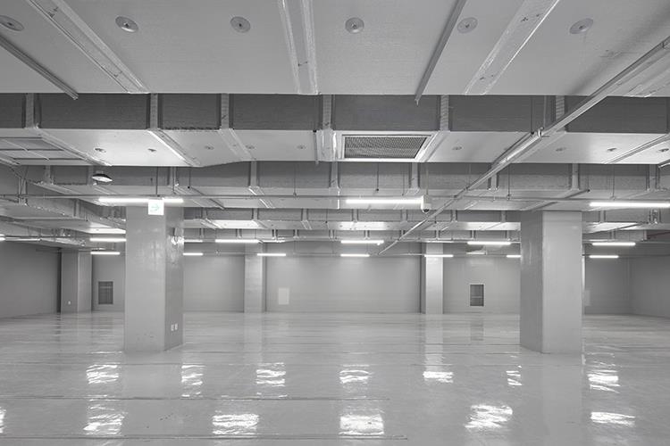 無塵室材料管理已從「低發塵」走向「低逸散、低分子污染」的全面要求。 參考 VDI 2083-17 與 ISO 16000-9 指引，透過合適的測試艙方法與分析技術，可測定逸散材料的特定排放率，進一步建立材料分類與應用依據。對追求高良率、高可靠度與高潔淨要求的產業而言，材料逸散測試不再只是加分項目，而是品質管理的必要環節。