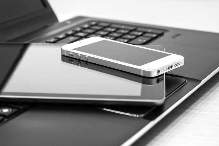 電子產品的化學「防曬劑」UV-328 淘汰令已全面生效，這場由環保法規引發的供應鏈變革已從原料端擴散至全球品牌商。所有業者都身處這場永續轉型的最終考驗中，尤其是高度依賴光學薄膜的顯示器與觸控產業。您的產品與供應鏈已準備好迎接下一個世代，還是即將被法規淘汰？