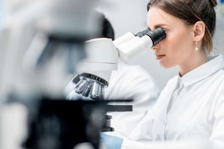 歐盟於 2025 年 9 月 25 日於官方公報上正式公告，將德克隆加入持久性有機汙染物法規 (EU POPs），20 天後自動生效，目前限制清單共計 32 項。SGS 已在今年就將德克隆列入 POPs 解決方案內，提醒企業提前進行風險物質篩查與測試驗證，規劃長遠的產品合規策略。