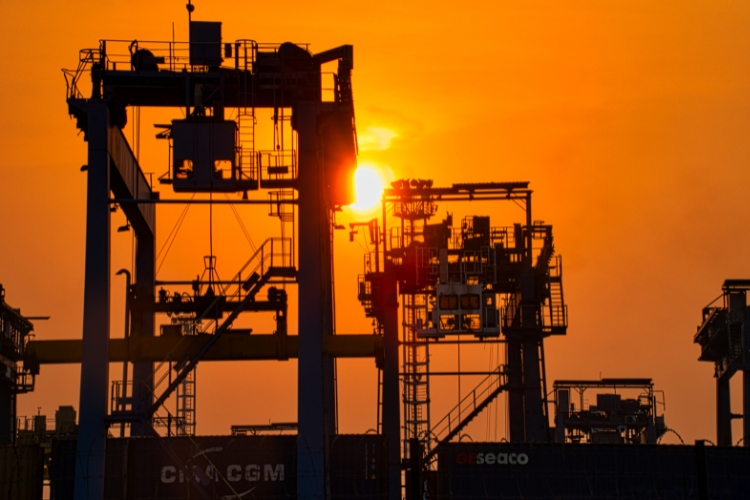 近五年來 PFAS 相關訴訟和解金逼近 200 億美元，八大化學集團承擔了 99% 的賠償責任。這場危機已從化工上游蔓延至終端品牌，包含智慧手錶錶帶、時尚服飾，皆因其產品中含有 PFAS 導致使用者將暴露在致癌風險下，而遭受集體訴訟與強制停業威脅。隨著保險公司撤收保障，企業須獨立承擔巨額罰款。目前電子與汽車產業雖積極盤查產品中 PFAS 風險，但部分應用的替代材料仍數年開發。這場規管風暴釋放明確信號：責任溯源已無死角，及早轉型是品牌商與製造商存續的唯一出口。