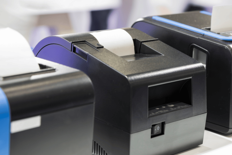 美國非營利組織近期針對含雙酚S(BPS)的感熱紙收據推動加州Prop 65和解協議，涉及163家大型零售商、製造商及收據紙供應商，案中某感熱紙巨頭同意支付12萬美元作為和解協議之一。本文整理BPS受關注原因、無BPS與Phenol-Free收據紙趨勢，以及企業應注意的化學品合規風險。